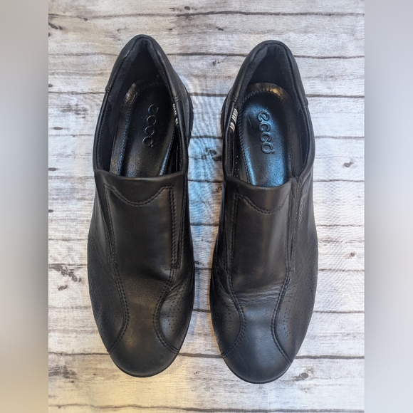 Ecco Size 39 Slip On Black Leather 8.5 US Size Excellent Condition - Picture 3 of 14